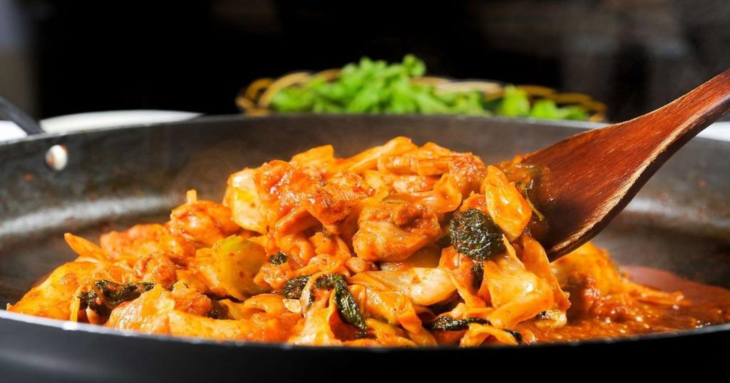 ây cũng là món ăn đường phố truyền thống của Hàn Quốc hay còn gọi là bánh gạo cay. Tteokbokki được làm bằng bột gạo, cắt thành từng khúc dài bằng nửa ngón tay và chấm với nước tương. Trong một phiên bản phức tạp hơn, bánh gạo cay được chiên với thịt và rau.