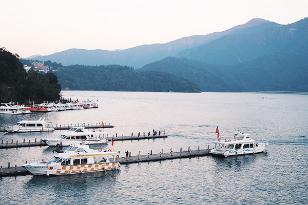 Du khách phía Nam có thể tìm hiểu vẻ đẹp vùng đất này dọc theo 7 tuyến phố du lịch chính trên địa bàn. Là khu vực tập trung nhiều danh lam thắng cảnh nổi tiếng.Nam Đầu nằm ở trung tâm bản đồ Đài Loan nên được coi là trái tim của Đài Loan.