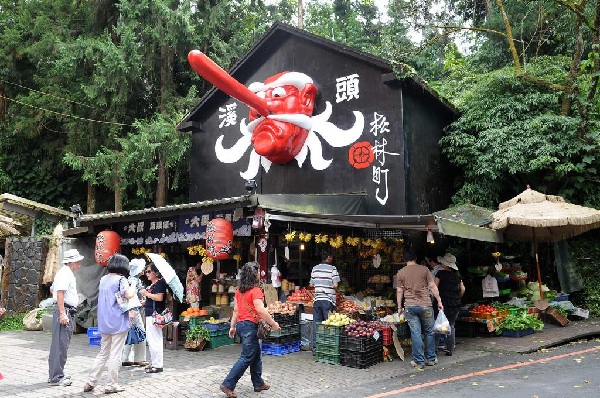 Nhiều bức tượng hình quái vật và rất nhiều lồng đèn màu đỏ tại àng yêu quái Khê Đầu, Đài Loan