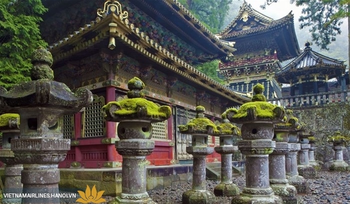 Những ngôi đền cổ kính ở bên trong công viên 