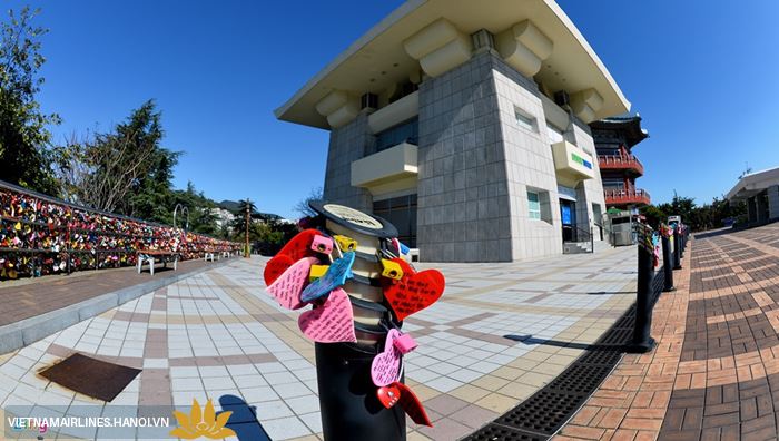 Trao gửi yêu thương ở tháp Busan